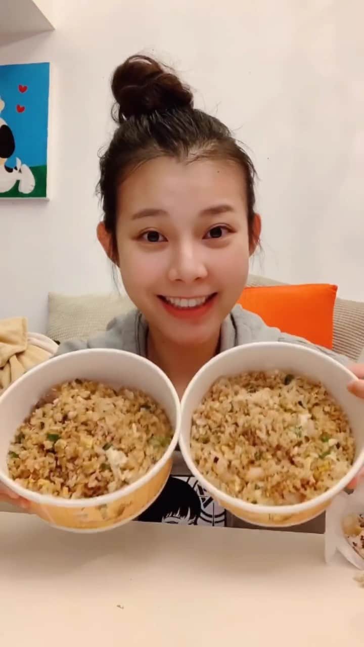 張香香のインスタグラム：「摩斯吃到快完炒飯就來了超剛好😳🤤❤️ 不知道要算第幾集於是把早餐篇和隨便錄錄的🦐篇扣掉後是第五集😛」