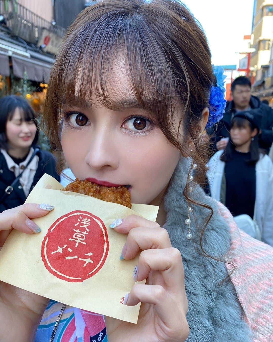 得あゆさんのインスタグラム写真 - (得あゆInstagram)「浅草といえばコレ。 浅草寺来たら絶対食べる浅草メンチ🐷 すんごい行列です。並ぶの代表者1名じゃないと怒られます。 食べる場所も守らないと怒られます。笑 1個250円🐷 ・ 動画加工フィルターされてないし ガチ食べ中過ぎてなんか恥ずかしくなってきた笑 ・ ・ ・ ・ ・ ・ ・ ・ ・ ・ ・ #浅草メンチ#メンチカツ#新年の挨拶#2020年#2020#明けましておめでとうございます#初詣#浅草#浅草寺#雷門#着物レンタル#着物#お正月#日本#旅行#女子旅#インスタ映え#カメラ女子#写真#着物#ヘアセット#ヘアスタイル#ヘアアレンジ#着物ヘア#お祭り#屋台#tokyo#asakusa#sensoji#kimono#japanesegirl」1月5日 22時20分 - tokuayu819