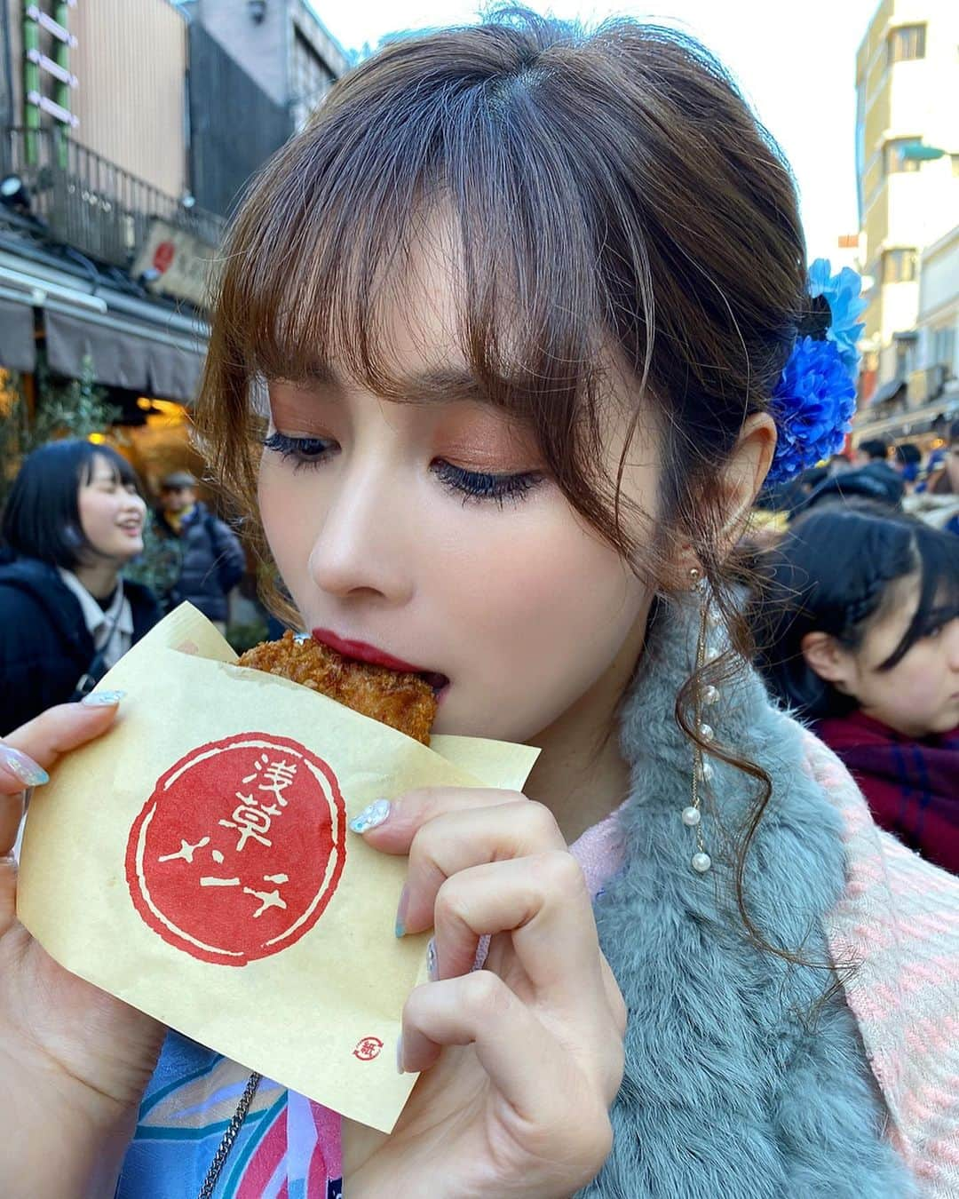 得あゆさんのインスタグラム写真 - (得あゆInstagram)「浅草といえばコレ。 浅草寺来たら絶対食べる浅草メンチ🐷 すんごい行列です。並ぶの代表者1名じゃないと怒られます。 食べる場所も守らないと怒られます。笑 1個250円🐷 ・ 動画加工フィルターされてないし ガチ食べ中過ぎてなんか恥ずかしくなってきた笑 ・ ・ ・ ・ ・ ・ ・ ・ ・ ・ ・ #浅草メンチ#メンチカツ#新年の挨拶#2020年#2020#明けましておめでとうございます#初詣#浅草#浅草寺#雷門#着物レンタル#着物#お正月#日本#旅行#女子旅#インスタ映え#カメラ女子#写真#着物#ヘアセット#ヘアスタイル#ヘアアレンジ#着物ヘア#お祭り#屋台#tokyo#asakusa#sensoji#kimono#japanesegirl」1月5日 22時20分 - tokuayu819