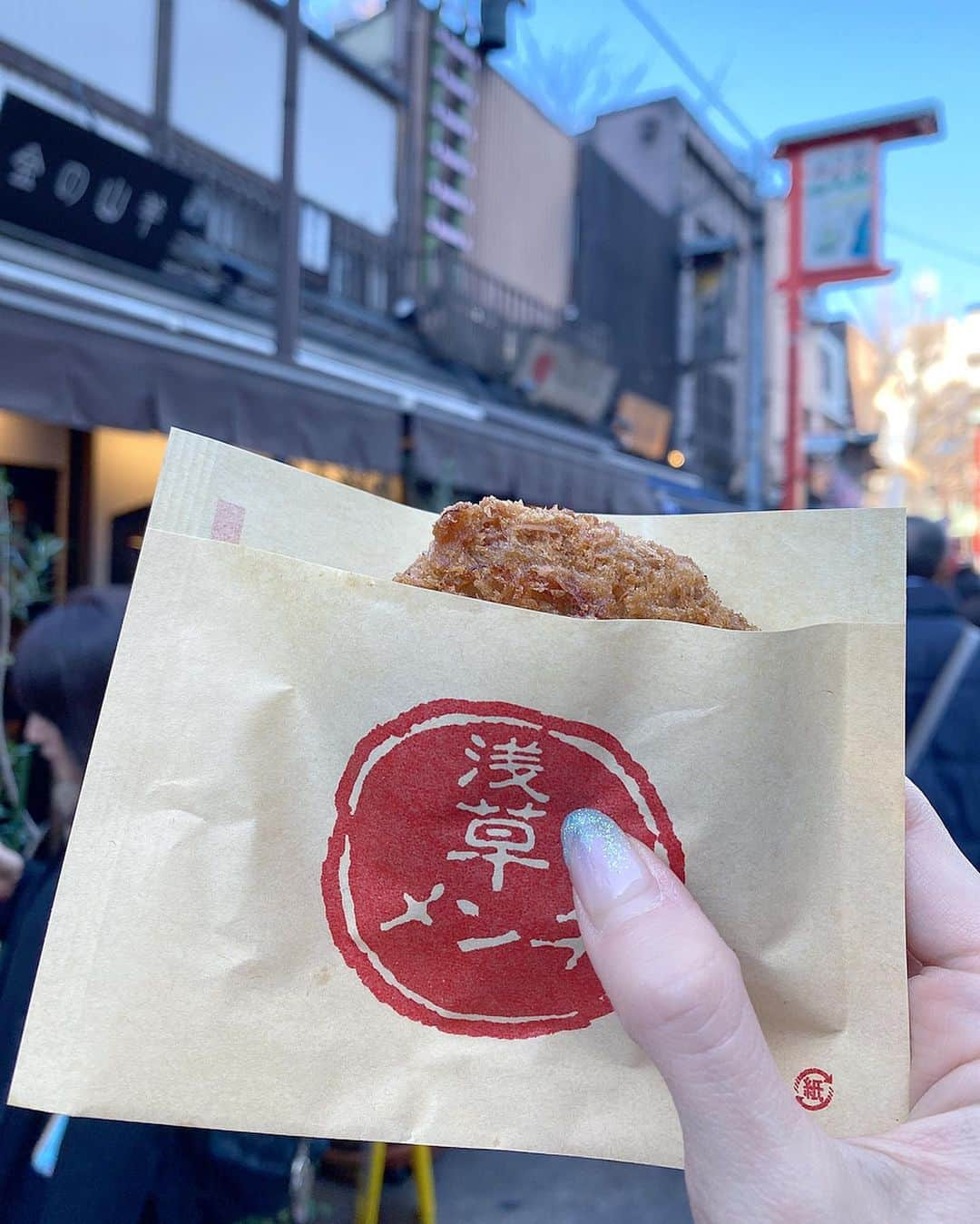 得あゆさんのインスタグラム写真 - (得あゆInstagram)「浅草といえばコレ。 浅草寺来たら絶対食べる浅草メンチ🐷 すんごい行列です。並ぶの代表者1名じゃないと怒られます。 食べる場所も守らないと怒られます。笑 1個250円🐷 ・ 動画加工フィルターされてないし ガチ食べ中過ぎてなんか恥ずかしくなってきた笑 ・ ・ ・ ・ ・ ・ ・ ・ ・ ・ ・ #浅草メンチ#メンチカツ#新年の挨拶#2020年#2020#明けましておめでとうございます#初詣#浅草#浅草寺#雷門#着物レンタル#着物#お正月#日本#旅行#女子旅#インスタ映え#カメラ女子#写真#着物#ヘアセット#ヘアスタイル#ヘアアレンジ#着物ヘア#お祭り#屋台#tokyo#asakusa#sensoji#kimono#japanesegirl」1月5日 22時20分 - tokuayu819