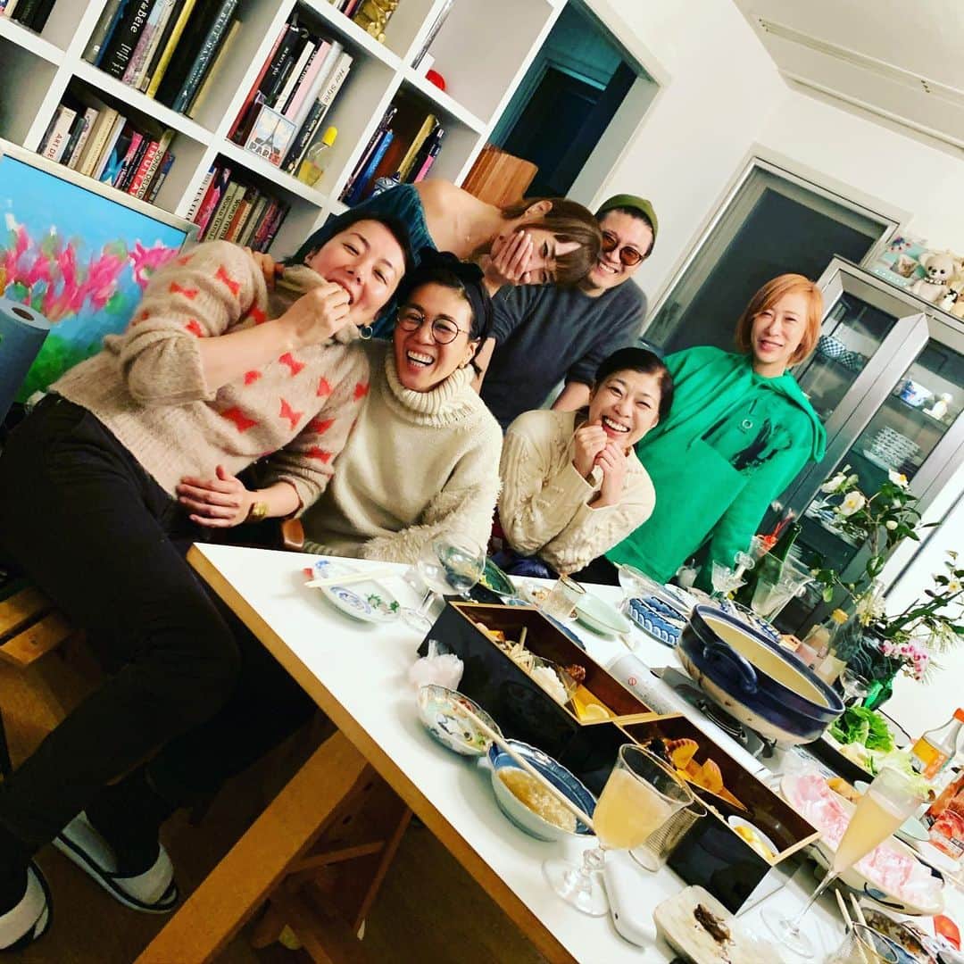 丸山敬太さんのインスタグラム写真 - (丸山敬太Instagram)「昨日の新年会 なんとなく今年はみんな東京のお正月を過ごしていて、わやわやと家に集まった。笑い過ぎてお腹痛いし 食べ過ぎてお腹痛い。 この後メンバー入れ替わり宴は朝方まで続くのでした。  今年は軽やかに有言実行の年にいたします❤️」1月5日 22時20分 - keitamaruyama
