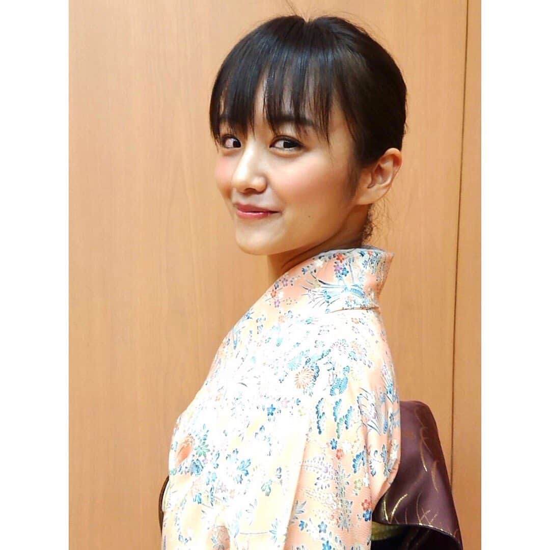 真下玲奈さんのインスタグラム写真 - (真下玲奈Instagram)「昨日、今日は 日本舞踊にお着物を着ていきました。 でもまだお太鼓帯ができず…😭 . . #日本舞踊#花柳流#真下玲奈#年初め#踊り始め#日舞#2020#お着物#おたいこ結び #できない#japanesetoraditional #kimono」1月5日 22時15分 - r.mashitaaa.221