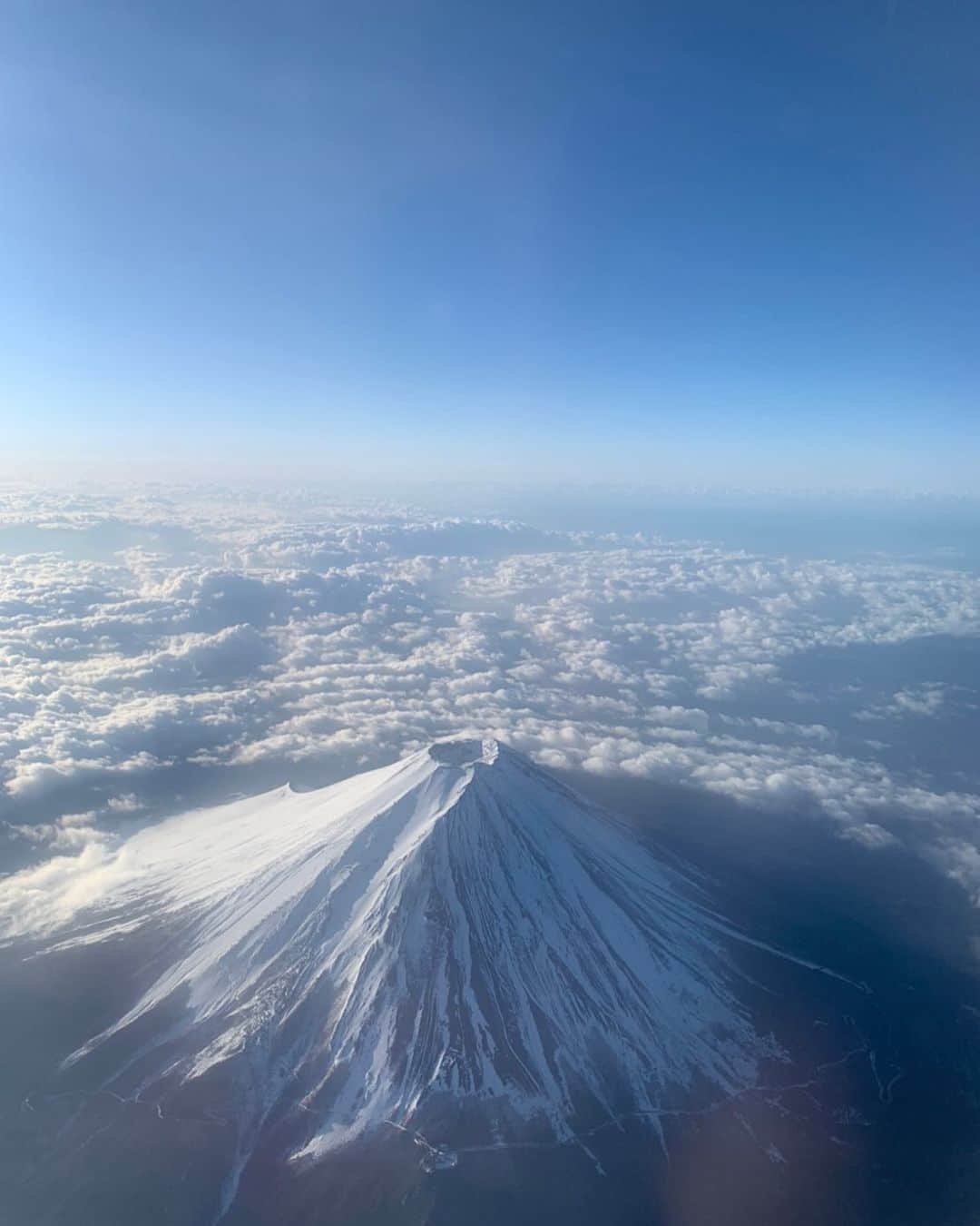 松田大輔のインスタグラム：「明けましておめでとうございます㊗️ 素晴らしい富士山が撮れました。」
