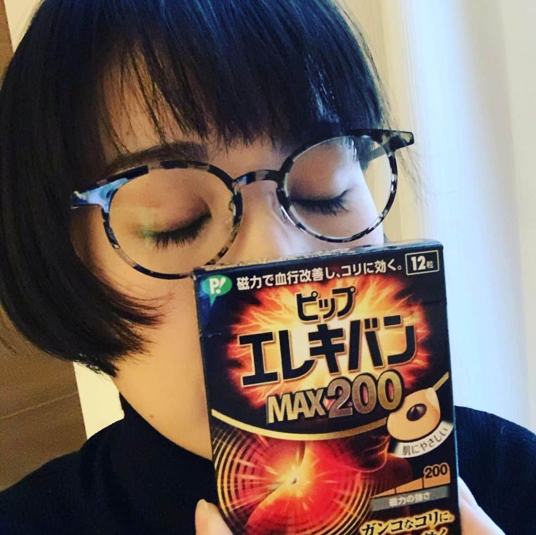大月さゆのインスタグラム：「「シャボン玉、、、」舞台稽古の日々。。。毎度ですが、舞台に上がると、稽古とはひと味違う壮大なパワーを使います🤖 衣装がついて、舞台セットがついて、モノクロから鮮やかなカラーに色づいていく感じがします🎨 早くお客様に会いたいような、もっと稽古していたいような感覚になります🐥  そんな舞台稽古へ向けて、 年末年始に私をほぐしてくれたのは、人生初の「ピップ‼️‼️‼️」 貼ってみたよあのコリこのコリ💆🏻‍♀️ 効いた。想像以上に効いたよ🤣  #美容師さんもオススメ #磁力の凄さよ #ロングセラー商品は裏切らない #肩こりの方はぜひ #初日は目前 #ピップエレキバン」