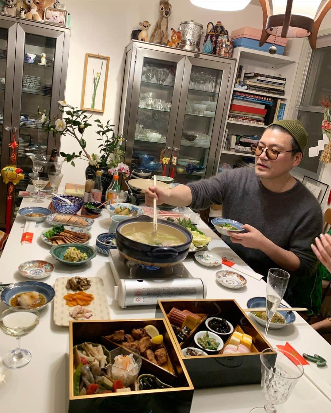 早坂香須子さんのインスタグラム写真 - (早坂香須子Instagram)「敬太さんの素敵なおうちで新年会  丸山家の美味しいおせちとお鍋を囲んで、 食べて　笑って　飲んで 楽しかったなぁ 笑顔の絶えない1年になりそうです。 ご馳走様でした♥️ ．  明日から撮影スタート。 今年も頑張ろー！おー！」1月5日 22時19分 - kazukovalentine