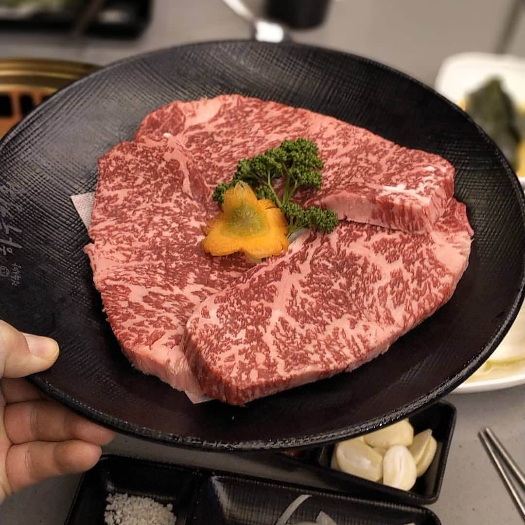 キム・ギバンさんのインスタグラム写真 - (キム・ギバンInstagram)「. 강원도는 한우도 맛있네! 인심도 좋으시고~ . #채끝등심 #내뱃속으로 #강원도여행」1月5日 22時28分 - kimkibangbang