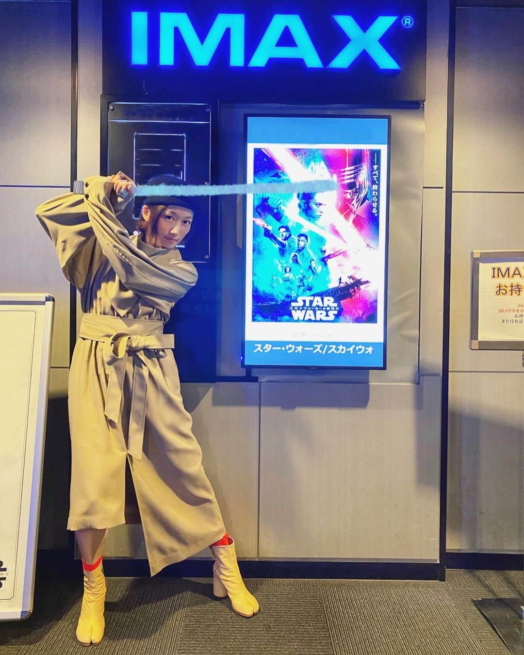 山本真由美さんのインスタグラム写真 - (山本真由美Instagram)「. ぶほぉぉん💙 . . STAR WARS  スカイウォーカーの夜明け 🌠🌠 この日のために、年末年始かけて 一通りシリーズを見直して臨みました。 壮大な物語の終止符✍️📜 あのメガネ苦手だけどIMAXで🤓🎬 ギャラクシーー！🐫🐫 突っ込みどころも多々あったけれど、 JJの遊び心は好きだし、面白かったぁ。episode7から帰ってきてくれてありがとう。エンドロールで、D-Oの声の主に、おっ！となったり。あと見逃していたローグワンは個人的には面白く、メイキングも観てより興味深くて興奮した。こんなに長く続いている作品だからいろんな人の想いがあると思うけれど、その一端、映画館で観る体験は🌎✨たのしかったーーー！気付いたらスターウォーズと登場するキャラクターが大好きになってる自分がおりました。 . #DaisyRidley #starwars @jjabramsofficial  #episode9 #riseofskywalker  #movie #film #disney #jjabrams  #c3po #r2d2 #CarrieFisher #markhamill #adamdriver #jhonboyega  #georgelucas #lucasfilm #harrisonford  #yoda  #maytheforcebewithyou  #lightsaber #Ewok #tokyo #japan  #margela #coordinate #tabiboots #hyke  #レジスタンス #ダースベイダー　#スターウォーズ」1月5日 22時24分 - mayumi_yamamoto.official