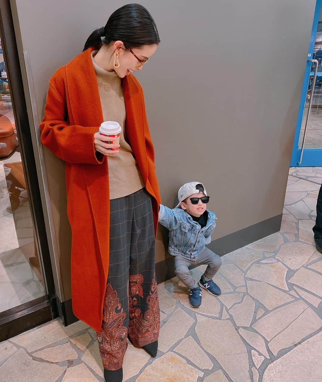 のインスタグラム：「明日から通常運転😎 今日は沢山寝よう。 皆様は良いお正月を過ごせましたか😎 歳と共に、子供の成長と共に 全ての事が有り難く幸せに感じます。 という訳で平凡なお正月でしたが 最高なお正月でした😎 .  #baby  #momlife #mommylife #mommy #kidsgram_tokyo #babyphotography #babyphoto  #ママリ #育児 #男の子ママ #女の子ママ #コドモノ #ベビフル #mamanoko #ママライフ  #3歳 #1歳  #二人育児 #motherof2 #motherhood」
