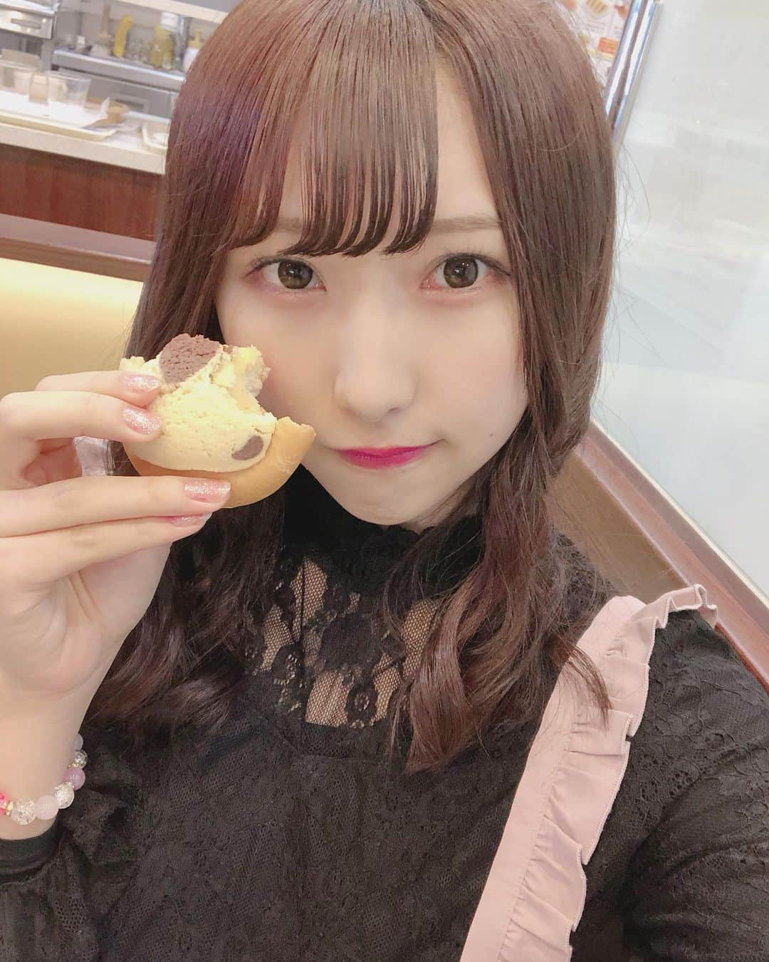 ひなたななこのインスタグラム：「. . . パン大好きだから匂いに釣られてよく買っちゃう🍞 . . #japaneseidol #instagood #followｍe  #bread #빵 #맛있는 #음식 #」