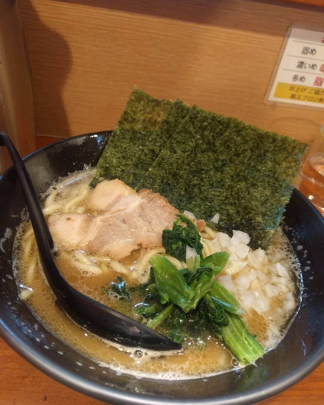 越中睦士さんのインスタグラム写真 - (越中睦士Instagram)「気になってた家系ラーメン店🍜 がっかり。。 #家系ラーメン ★★☆☆☆」1月5日 22時37分 - makotokoshinaka