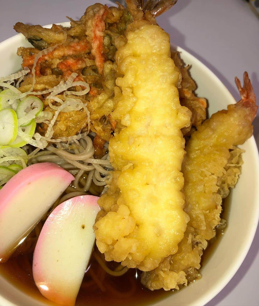 ぽむぽむユウリのインスタグラム：「あけましておめでとうございます🌅 明けてから蕎麦作った、よ🐭 めんつゆがなんか苦手で醤油酒みりん水顆粒和風だしでつゆからちゃんと作った、美味しかった♡ 今年は結構本気で彼氏作りまーす頑張るね☺️❣️(笑) 友人各位今年はフッ軽でいくので誘ってくださーい🙇🏻‍♂️❤︎」