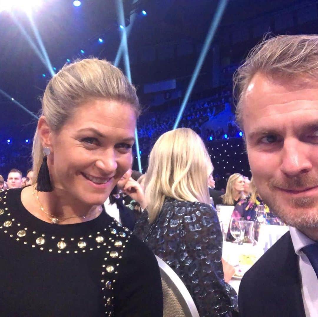 スーザン・ペターセンさんのインスタグラム写真 - (スーザン・ペターセンInstagram)「What a night this turned out to be.. To receive the Honorary Award was very overwhelming and a nice surprise! So humble to be presented this by our prime minister @erna_solberg. Thank you #idrettsgallaen2020」1月5日 22時38分 - suzannpettersen