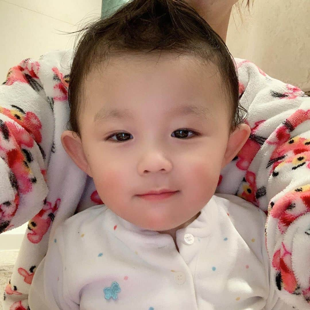 イム・ジヒョンさんのインスタグラム写真 - (イム・ジヒョンInstagram)「엄마빠가 목욕시켜줘떠요👶🏻 우리럭키 아가냄새 킁킁ㅠㅠㅠ 목욕다하고 나와서는 으유으유🍼 달라며🤣 이모들도 굿밤🙂❤️」1月5日 22時34分 - imvely_jihyun