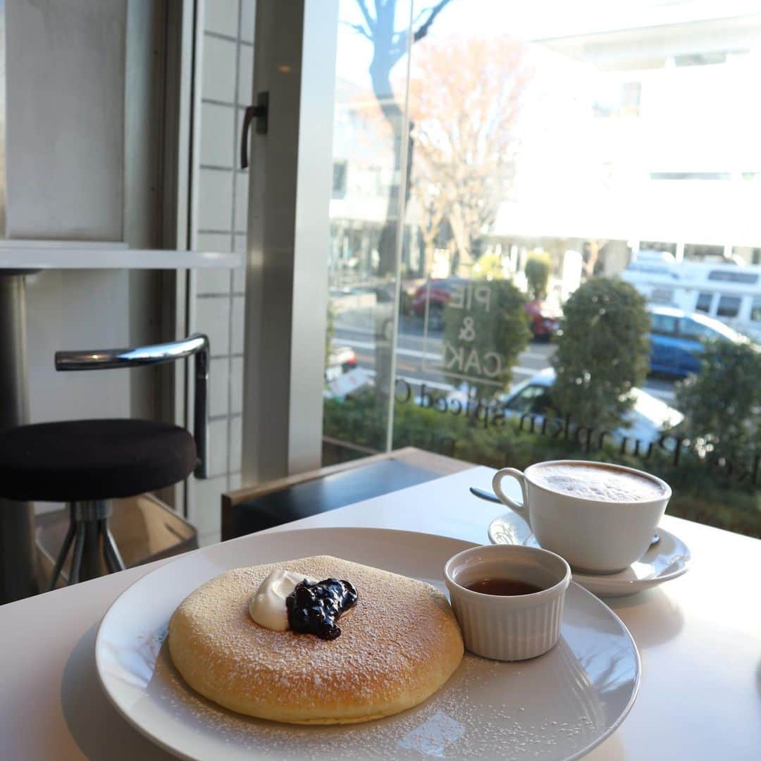 吉羽真紀さんのインスタグラム写真 - (吉羽真紀Instagram)「あけましておめでとうございます🎍⠀ 2020年初は、たまちゃん @momomo__1016 と🥞⠀ チーズケーキのお店と思っていたけど、パンケーキも美味しい♡⠀ シンプルあっさりパンケーキにカシス&サワークリーム。 📍松之助NY⠀ @matsunosuke_ny  渋谷区猿楽町29-9 ヒルサイドテラスD-11⠀ 2020年、皆が元気に過ごせますように。今年もよろしくお願いします🙇‍♀️ @tokyo_joshibu #東京カフェ #パンケーキ #パンケーキ巡り #松之助ny #matsunosukeny  #tokyo_joshibu」1月5日 22時46分 - makiyoshiba_0911