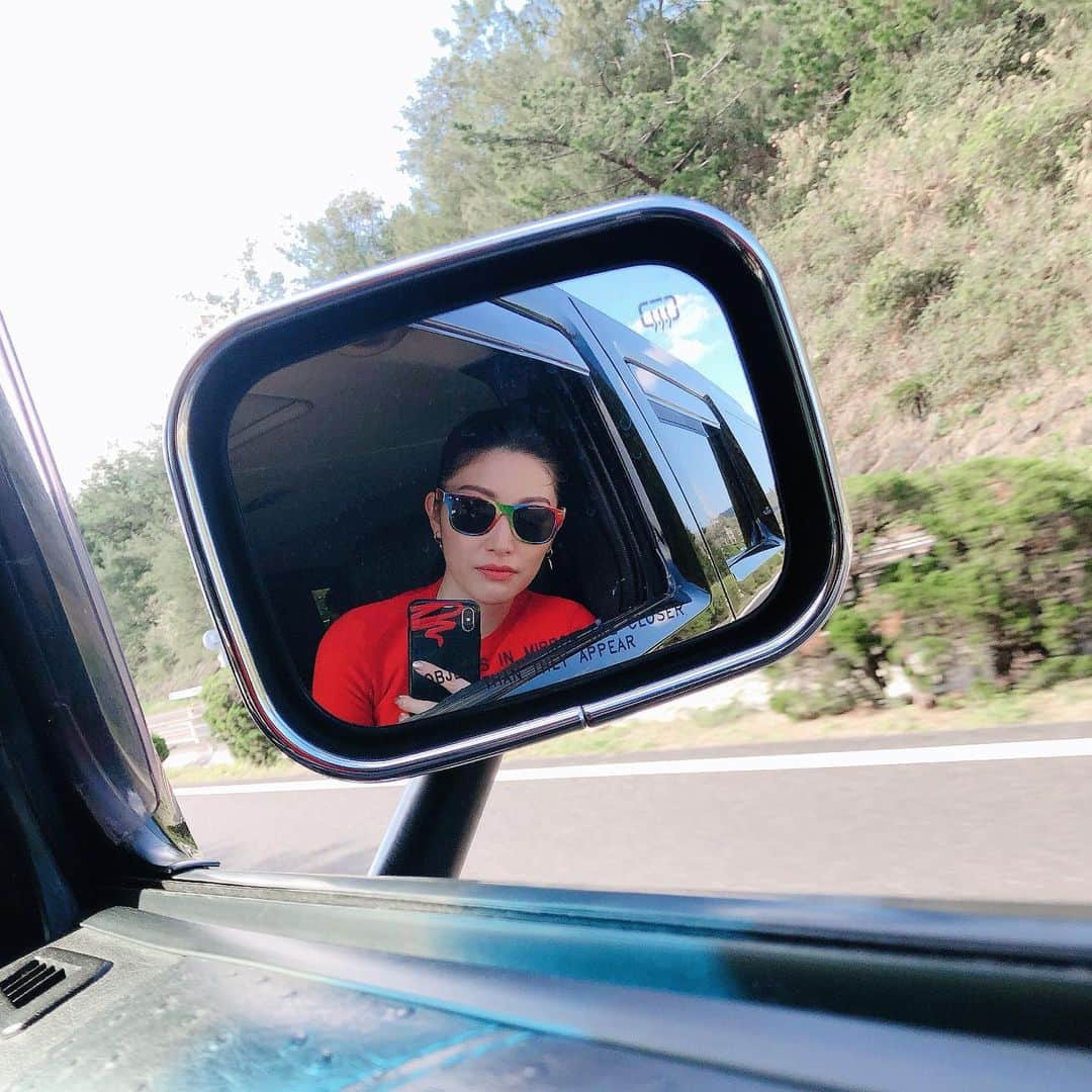 櫻井麻美のインスタグラム：「いよいよオリンピックイヤー、2020年になりましたね✨今年もよろしくお願いいたします😌 ・ ・ #弟の運転する #hummer  #助手席で論文書くつもりが #助手席でずっと寝てた やっぱり #無理があるよね #すぐ車酔いするしね」