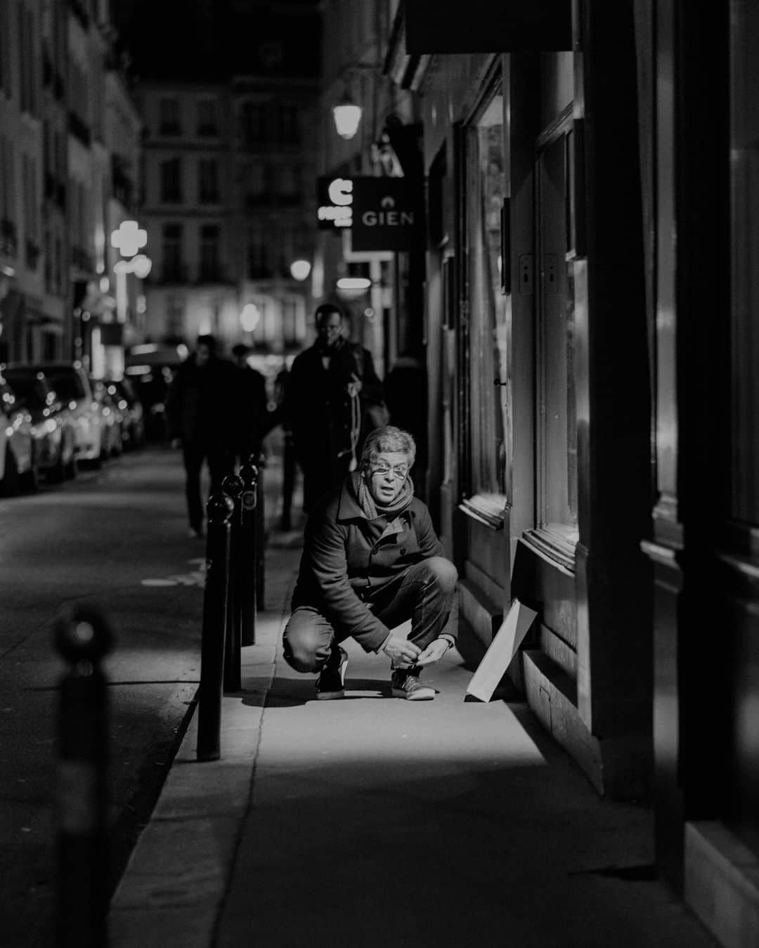 Putri Anindyaのインスタグラム：「There’s something oddly beautiful about black and white photos and movies. Last night I just watched Frank Capra’s It’s a wonderful life. Somehow I almost forgot it was a black and white movie from 1946. It was just so beautiful and lively that it feels like it was in colour. I learnt more about black and white when I first watched Psycho by Hitchcock and M by Fritz Lang. They taught me through their eyes in cinema about creating a dimension with lights and shadows. Anyway, I love black and white a lot but i jus realised that I don’t upload a lot of photos in black and whites. ⁣ ⁣ So here are 4 slides of black and white pictures but the last one is actually my avatar that taken by @capra311 🖤 ⁣ ⁣ Do you like black and white photos or movies? Do you think I should upload more of black and white photos or videos?」