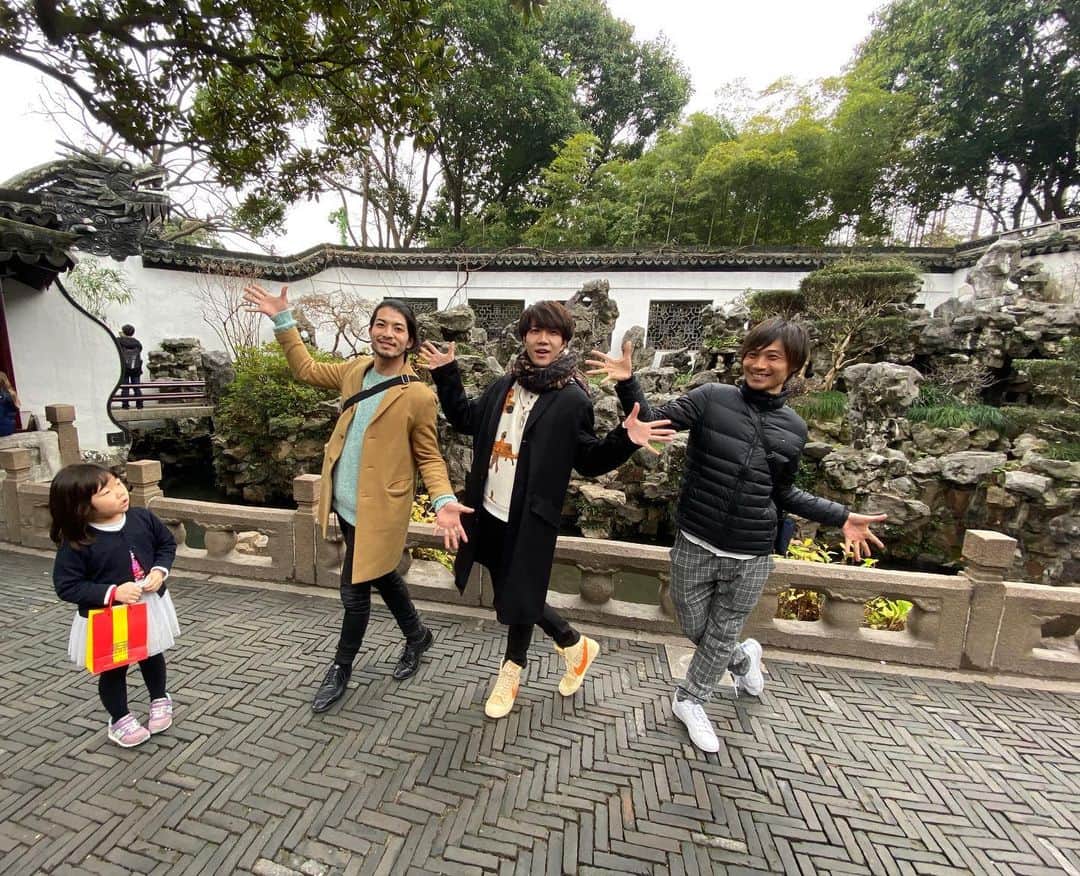 中澤卓也さんのインスタグラム写真 - (中澤卓也Instagram)「上海二日目、今日はチームの皆さんと観光＆打ち合わせ👍個人的に1枚目がツボ、ダンサーのお二人と撮る写真を不思議そうに眺める女の子。笑 最強のフレームインです👏笑 #上海 #最強のフレームイン #ツボすぎた #北のたずね人 #中澤卓也」1月5日 22時44分 - takuya_nakazawa.118