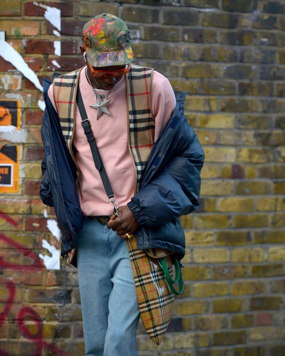 Vogue Runwayさんのインスタグラム写真 - (Vogue RunwayInstagram)「The fall 2020 menswear shows are underway, and Gianluca Senese is on the ground in London shooting the best street style looks. Tap the link in our bio to see his latest coverage. Photographed by @nobodyknowsmarc.」1月5日 22時44分 - voguerunway