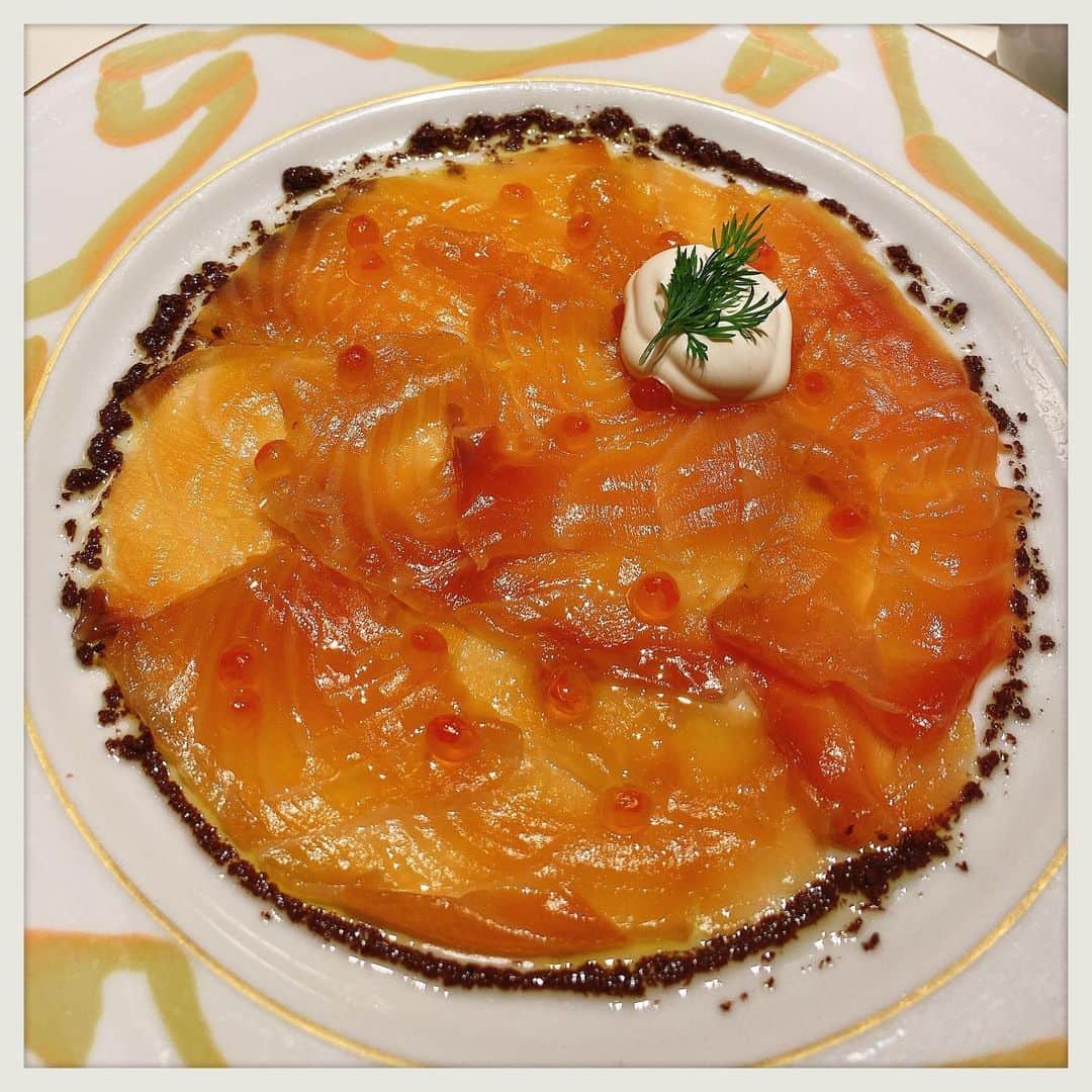知華さんのインスタグラム写真 - (知華Instagram)「2020.01.05 年明け食べたもの。 実家で至れり尽くせり、 食っちゃ寝。  #きのう何食べた再現レシピ　は 16巻のカニとアボカドのサラダ🥗 あとは私のリクエストの 煮物、揚げ物、昆布締め、 かやくごはん。 伊勢丹初売りの休憩時に ビーフステーキサンドイッチ🥪 サーモンのマリネ。  #tomocagourmet  #正月料理  #正月 #実家ごはん  明日から #ダイエット　💪」1月5日 22時54分 - tomoca1204