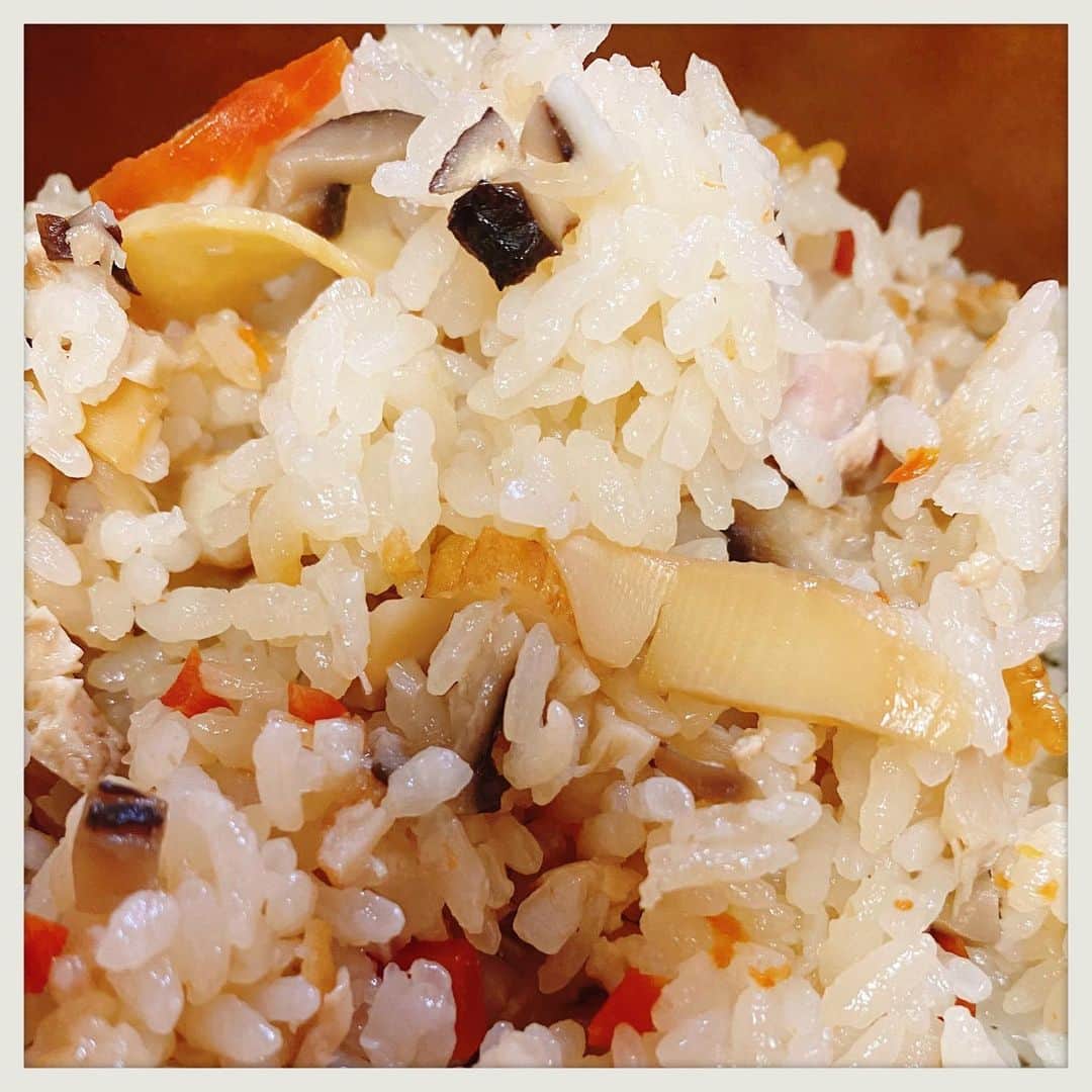 知華さんのインスタグラム写真 - (知華Instagram)「2020.01.05 年明け食べたもの。 実家で至れり尽くせり、 食っちゃ寝。  #きのう何食べた再現レシピ　は 16巻のカニとアボカドのサラダ🥗 あとは私のリクエストの 煮物、揚げ物、昆布締め、 かやくごはん。 伊勢丹初売りの休憩時に ビーフステーキサンドイッチ🥪 サーモンのマリネ。  #tomocagourmet  #正月料理  #正月 #実家ごはん  明日から #ダイエット　💪」1月5日 22時54分 - tomoca1204