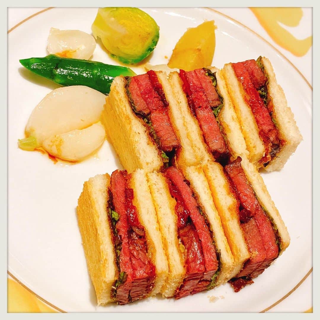 知華さんのインスタグラム写真 - (知華Instagram)「2020.01.05 年明け食べたもの。 実家で至れり尽くせり、 食っちゃ寝。  #きのう何食べた再現レシピ　は 16巻のカニとアボカドのサラダ🥗 あとは私のリクエストの 煮物、揚げ物、昆布締め、 かやくごはん。 伊勢丹初売りの休憩時に ビーフステーキサンドイッチ🥪 サーモンのマリネ。  #tomocagourmet  #正月料理  #正月 #実家ごはん  明日から #ダイエット　💪」1月5日 22時54分 - tomoca1204