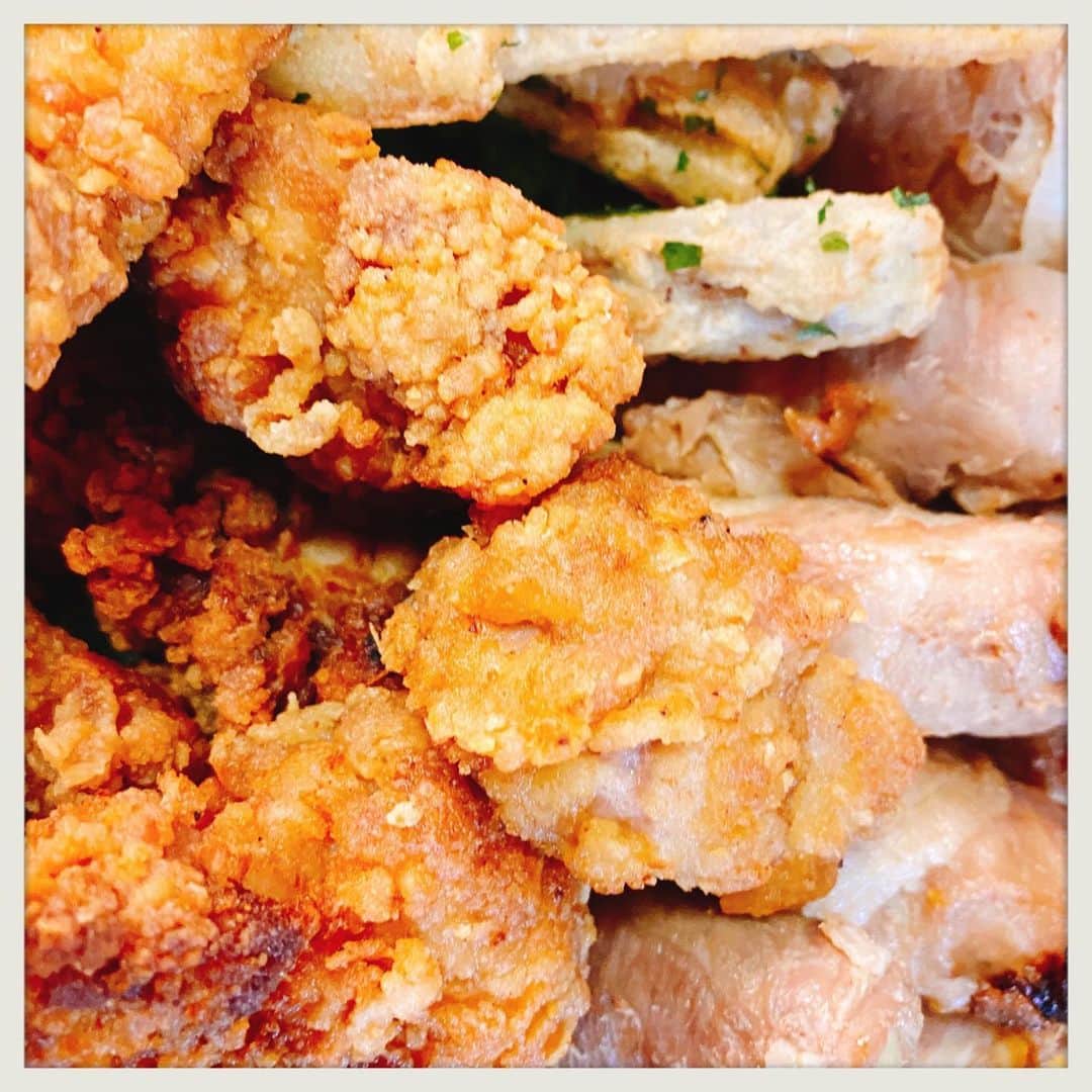 知華さんのインスタグラム写真 - (知華Instagram)「2020.01.05 年明け食べたもの。 実家で至れり尽くせり、 食っちゃ寝。  #きのう何食べた再現レシピ　は 16巻のカニとアボカドのサラダ🥗 あとは私のリクエストの 煮物、揚げ物、昆布締め、 かやくごはん。 伊勢丹初売りの休憩時に ビーフステーキサンドイッチ🥪 サーモンのマリネ。  #tomocagourmet  #正月料理  #正月 #実家ごはん  明日から #ダイエット　💪」1月5日 22時54分 - tomoca1204