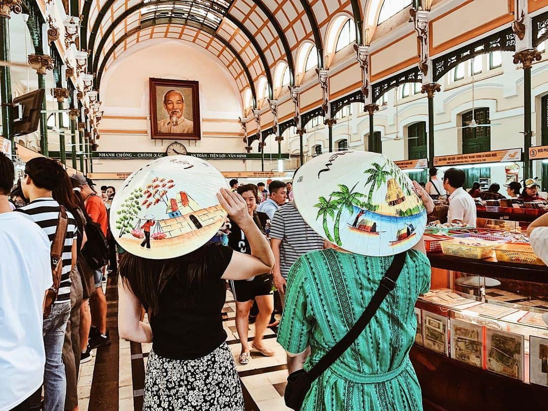 日下裕江さんのインスタグラム写真 - (日下裕江Instagram)「ベトナムの帽子ノンラー✨  色んな絵柄が描かれてて可愛い💓  人混みは東京なんて非じゃない💦 押されるし、舌打ちされまくるし、自らどんどんかき分けて無理矢理進まないと進めない😭  #ノンラー #ベトナム帽子 #サイゴン中央郵便局」1月5日 22時49分 - hiroe___h