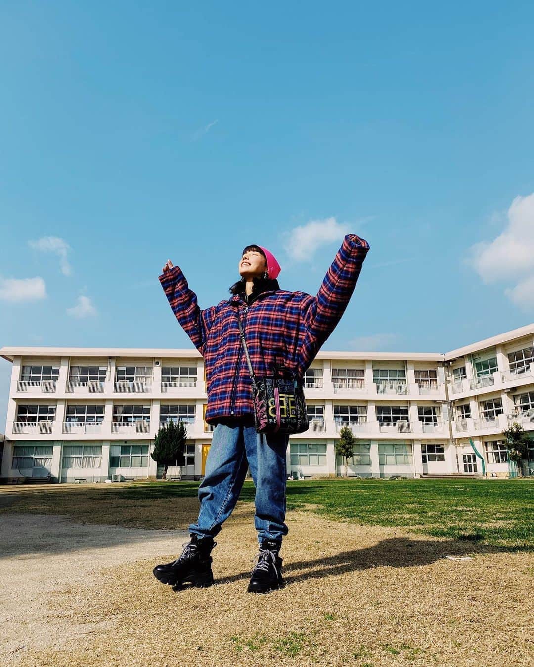 仲里依紗のインスタグラム：「. 久々にお正月を実家で過ごせて幸せ❤️ 三姉妹も珍しく勢揃いして嬉しかった☺️ . #母校で写真撮ってみた」