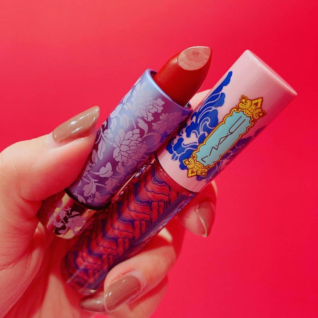 くまみきのインスタグラム：「めちゃくちゃ欲しかったリップ無事ゲット😭💗💗💗﻿ 全部欲しいくらいデザインがツボ😭💗💗💗﻿ 北京の古代遺跡をイメージしたニューイヤーコスメって…最高か🥺✨✨✨﻿ ﻿ 私がゲットしたのは﻿ 💄リップスティック マラケシュ﻿ 💄リップガラス マジカリー ディライトフル(リップグロス)﻿ だよ💗﻿ 使うのもったいないというかもはやインテリアとして買った感あるのでまだ使ってない🥺﻿ 観賞用と使う用に欲しかったけどリップスティックのほうは私が行った店舗はラス1だったー！﻿ たしか7日からネット販売だからそっち狙うか？勝てる気がしないぜ😇😇😇！﻿ ﻿ @maccosmeticsjapan @maccosmetics ﻿ #mac #maclipstick #maccosmetics ﻿ #ルーナーイリュージョン」