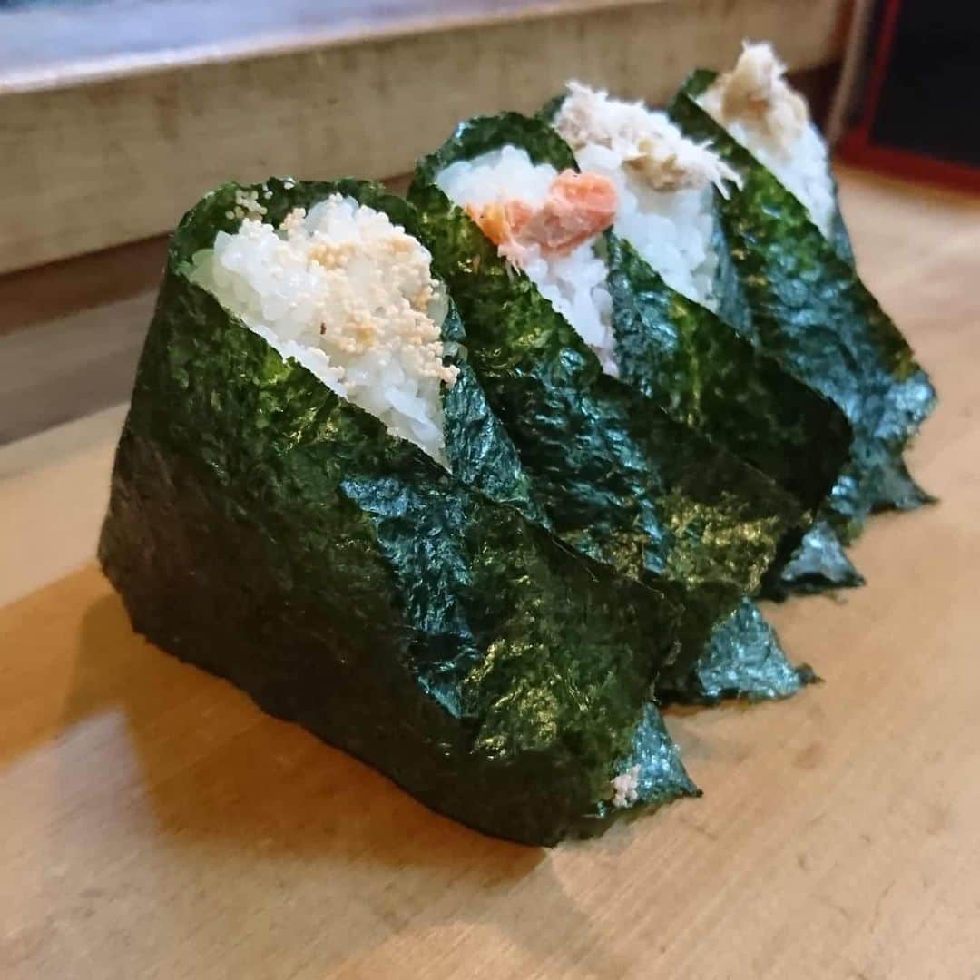 のインスタグラム：「おにぎり専門店『かにや』のおにぎり♪たらこ、鮭、塩さば × 2 を注文しました(^3^)/ 美味しい！とくに１番人気の塩さばはぜひみんなに食べて欲しい一品(^-^)♪ #おにぎり #おにぎり専門店 #かにや #おにぎり専門店かにや #長崎 #鮭 #たらこ #塩さば #長崎グルメ #レギュラー松本 #あるある探検隊 #〆 #〆のおにぎり #飯テロ」
