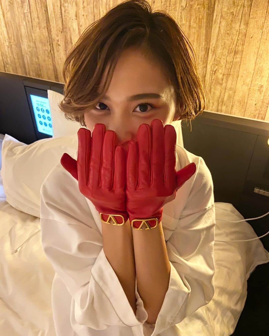 木村安梨沙のインスタグラム：「それからmy birthday 🎂 お食事してからサプライズでUSJの近くのホテルを とっていてくれてたので00時迎えた時に 買おうか悩んでいた　@maisonvalentino の手袋くれました。 何気にVALENTINOで初めてプレゼントしてくれたから すごく嬉したかった🥰❤️」
