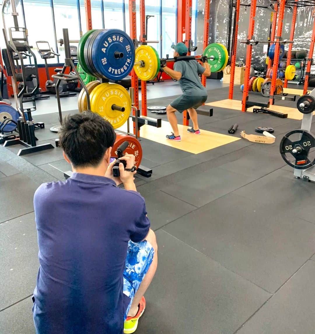 福田太郎のインスタグラム：「🏋️‍♂️⚾️ 🔥杉谷拳士野生化計画🔥 今年のテーマは 『疲れた状態でも、パワーを発揮できる体作り』 ⠀ 杉谷選手の狙いとしては、 〝序盤はイメージ通り動けていたけど、 　後半になるとチームの状態と共に失速。 　優勝には、シーズンを通して安定した 　高いパフォーマンスが求められる！〟 ⠀ ということで、 朝６時過ぎには、ジムへ向かい ウエイトトレーニングで体を鍛え🏋️‍♂️ 疲労が溜まった状態でグラウンドへ移動。 体に負荷をかけながら技術練習という日々です⚾️ ⠀ プロ11年目で掴んだFA権を行使せず、残留し 北海道、ファイターズでのプレーを決めた杉谷選手。 厳しい世界で、長く生き抜くための努力と その環境をも楽しむ、しなやかな強さを感じます。  #杉谷拳士 #野生化計画 #オーストラリア #ブリスベン #北海道日本ハムファイターズ #lovefighters サポート隊リーダー @daido_takaishi  トレーニングの詳細などは👆大道先生より 練習場所はヘンドラ #hendra のグラウンドです🙋‍♂️ ⠀ #HTB #アナウンサー #福田太郎 #帰国 #北海道 #札幌  #イチモニ！いよいよ明日からです！新春ロケも！ 杉谷選手企画の放送日も決まるので、お伝えします！」