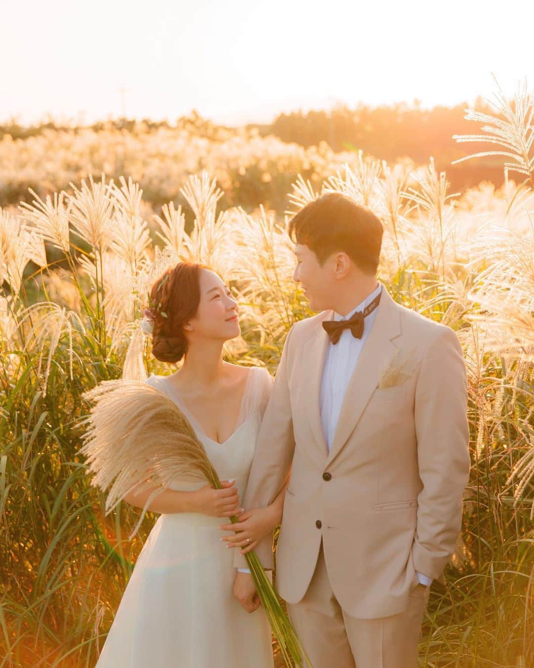 のインスタグラム：「• 내년에 또 보자 억새 - 🌾 ⠀ #에테르의바다 with #설레다메이크업 @seolleda ⠀ ⠀ ⠀」