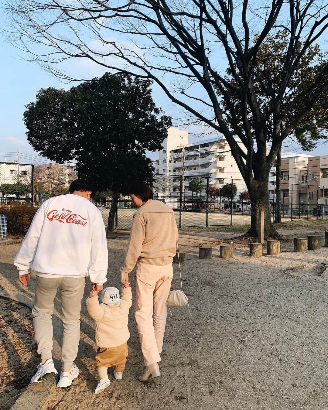 小西翼さんのインスタグラム写真 - (小西翼Instagram)「. 手を繋いで歩ける時が くるなんて🥺🥺🖤 ぎゅううううって🤝握って くれるのなんて今だけやね。笑 . #貴重な時間#家族#family #photobyryo#愛おしい」1月5日 23時00分 - tucha_k