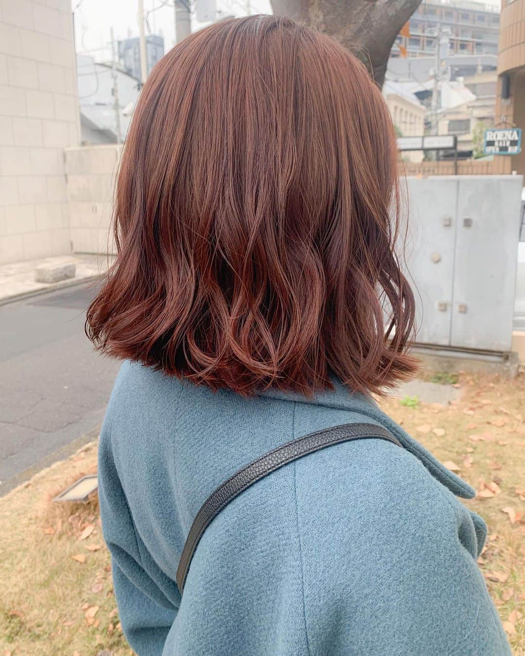 SHIMA原宿のインスタグラム：「. こんにちは💗 Jr.stylistの宮内香澄です🧸 @kasum1n1201 . . 人気のショコラピンク🧸🍫﻿ ﻿. . 落ち着いたファッションの色味になってしまう冬☃️❄️ ヘアカラーで女の子っぽく可愛い印象に💕 . . こちらはブリーチなしです✨ . もともとの髪の毛が明るい方は﻿ ワンカラーでできます❣️﻿ もともと髪の毛が暗い方は﻿ ダブルケアカラーがおすすめです✨﻿ ﻿ ﻿ ピンクとラベンダーを配合しています🐻💕﻿ 8トーンぐらいの柔らかいピンク﻿ ガーリーなファッションに合います✨✨﻿ ﻿ ﻿ Jr.stylistの為 20%OFFの﻿ 料金でお受けしております💭﻿ . ﻿﻿. 可愛くなりたい女の子ぜひお任せ下さい💕﻿ ご予約はホットペッパーよりお待ちしてます❣️❣️﻿ . . ﻿. #SHIMA #shimaharajuku #ショコラピンク #ピンクカラー#ピンクヘア#ブラウンカラー  #ボブ#ゆるふわ巻き #ダブルカラー #ミディアム  #ガーリー #大人ガーリー #girly #女子大生 #原宿  #ふわふわ系女子 #ブリーチなし」