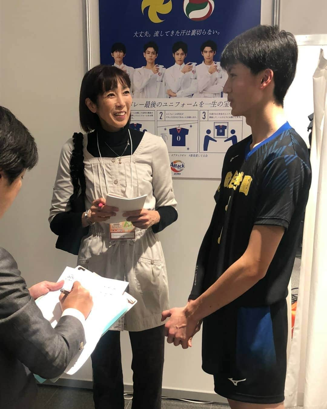 大林素子さんのインスタグラム写真 - (大林素子Instagram)「試合後には選手からコメントを 聞きますが、短い時間 勝負(笑) 駿台学園の選手、監督へ試合後」1月5日 23時06分 - m.oobayashi