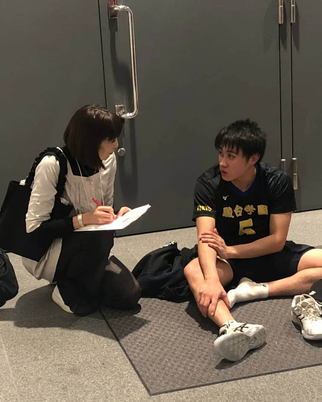 大林素子さんのインスタグラム写真 - (大林素子Instagram)「試合後には選手からコメントを 聞きますが、短い時間 勝負(笑) 駿台学園の選手、監督へ試合後」1月5日 23時06分 - m.oobayashi