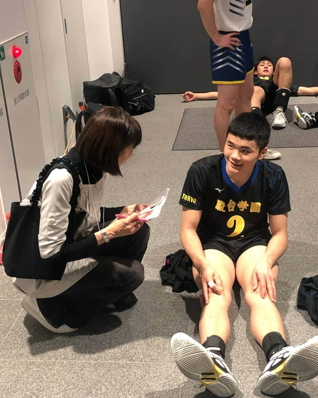 大林素子さんのインスタグラム写真 - (大林素子Instagram)「試合後には選手からコメントを 聞きますが、短い時間 勝負(笑) 駿台学園の選手、監督へ試合後」1月5日 23時06分 - m.oobayashi