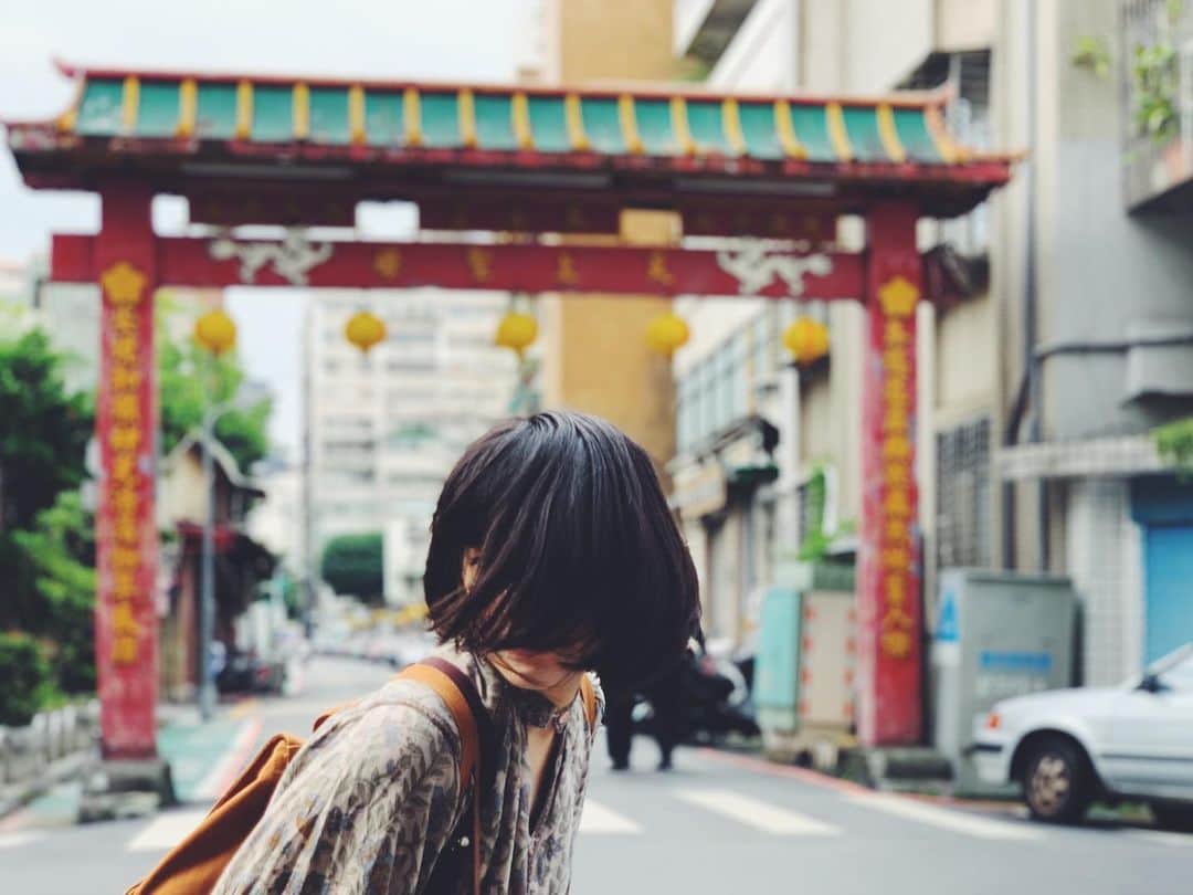 岸井ゆきののインスタグラム：「遅ればせながらハッピーニューイヤー🎍✨ 今年もよろしくお願いします。  今日から仕事はじめしました。 映画を撮っています。 年末の舞台がおわって、ひとまず冬眠してた身体に 冷たい風とあたらしい刺激がビシバシでした。 やー、ひさしぶりに普通の声量で、さらに翻訳していないセリフをしゃべった。かも。  本番中は毎日、雄叫びような音量の声出しからはじめる日々を続けていたから 今朝自分の出した声が思ったよりも小さくて一瞬ヤバイ。と思ったけど、 胸元にマイクを付けるのだから、そんなに響かなくてもよいのだ。 なんだーそうか。大きな声出さなくてもいいのか。  明日は、劇団ハイバイ主催、岩井秀人さんとトークイベントです！😊 渋谷ロフトヘブンで行います。 元ハイバイ劇団員の金子岳憲さんと登壇します。 なにを話すのやら！いらっしゃる方はお楽しみに☺️🎤 そして 1／31には映画『前田建設ファンタジー営業部』が公開になります🔫🏗💖 ああ早く皆様に観ていただきたいです。楽しみ。」