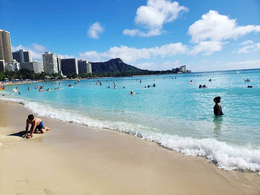 本田珠規のインスタグラム：「やっぱりこのダイヤモンドヘッドと海の景色が、 ハワイ来たなぁ😌と感じる場所🌴 . #hawaii #hawaiistagram#hawaiitrip #ダイヤモンドヘッド#ワイキキビーチ」