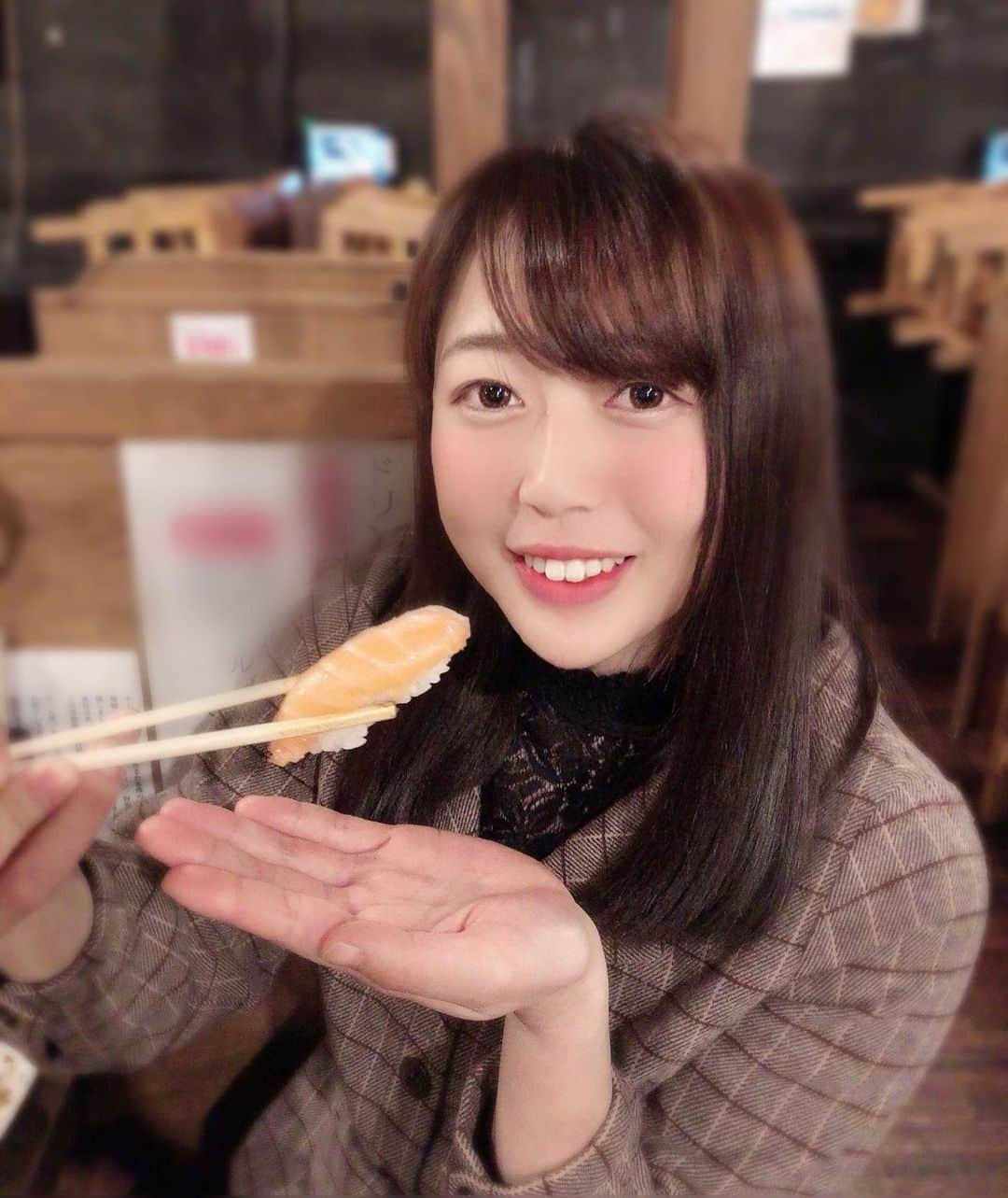 上谷沙弥のインスタグラム：「すしなおすしはサーモンだよっ🍣 #スターダム #ブシロード」