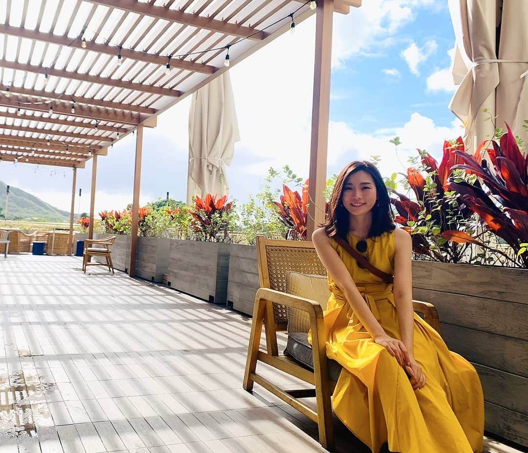 本田珠規のインスタグラム：「ハワイでリフレッシュ中です😊🌴 . ここの空間、すごく良かった～！ ダイヤモンドヘッドが一望できて、 解放感ばっちり✌️ . ごはんも美味しくて、 私が食べたのは玄米のロコモコ。 . ボリューム満点！ . #ハワイ#ハワイ旅行#hawaii  #ロコモコ#デック#deck #ダイヤモンドヘッド一望 #hawaiistagram」