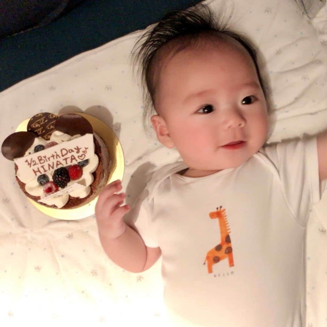 斉藤マリナ(さいまり) のインスタグラム：「Happy 1/2 Birthday♡ 1/5で息子が生後6ヶ月になりました！ . 毎日どんどんかわいくなっていく息子とみっちり過ごしたくて、1〜3月だけ育休をいただくことに🙏(保育園受かれ〜) . 9月から仕事もしながらだったので本当に死にかけていたけど、旦那さんの支えと子どもの笑顔に救われて、永遠とも思える新生児期も終えいつのまにか冬になっていた😇 . 母の方がたくさんしあわせをもらった期間だったので、子どもに恩返ししていきたいなとか不思議な感情が生まれつつあります。 . 2000g台前半で生まれた我が子も7キロオーバーに🤦‍♀️最近蹴りがすごすぎてアザできるくらい力強い(3枚目が生まれて2日目) . これからも家族共々よろしくお願いします！ おやすみに入るので、たくさん遊んでください！あと気軽に撮影呼んでください🥺 . #halfbirthday#baby#babystagram#生後6ヶ月#令和ベビー#ハーフバースデー#男の子ベビー#ベビスタグラム#赤ちゃんのいる生活」