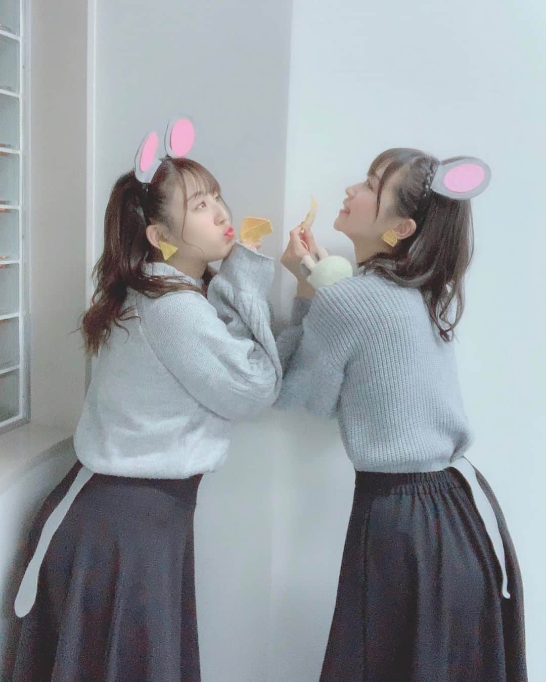 八木沙季のインスタグラム：「🐭🐭 . あけましておめでとうございます💗 今日は今年一発目のイベントでした！ めちゃくちゃたくさんの方が来てくれてて ほんとーーーに嬉しかったです😭🙏✨ 今日はねずみになったよ🐭💗 昨日フェルトで作ったんだよ🤣 しっぽまであるよ☝️ . #あけましておめでとうございます  #あけおめ  #ねずみ  #ねずみ年  #フェルト  #手芸」