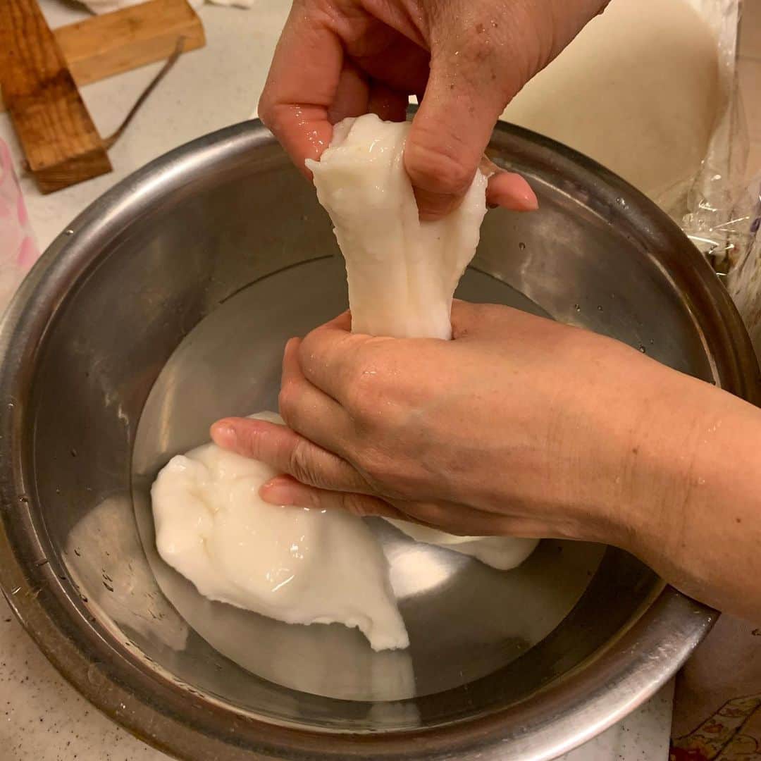 一条もんこさんのインスタグラム写真 - (一条もんこInstagram)「我が家の餅つき。  今は機械で捏ねています。 もち米がどんどんまるくなっていくのが何ともいとおしい、、、 ずっと見ていられます。  出来上がったら伸ばして冷やし固めますが、つきたては食べる分だけちぎります。とろけるようになめらかな食感。　 #餅#餅つき#お正月#実家#新潟#新潟米#もち米#柔らか#なめらか#餅つき星人#一条もんこ」1月5日 23時26分 - monko1215