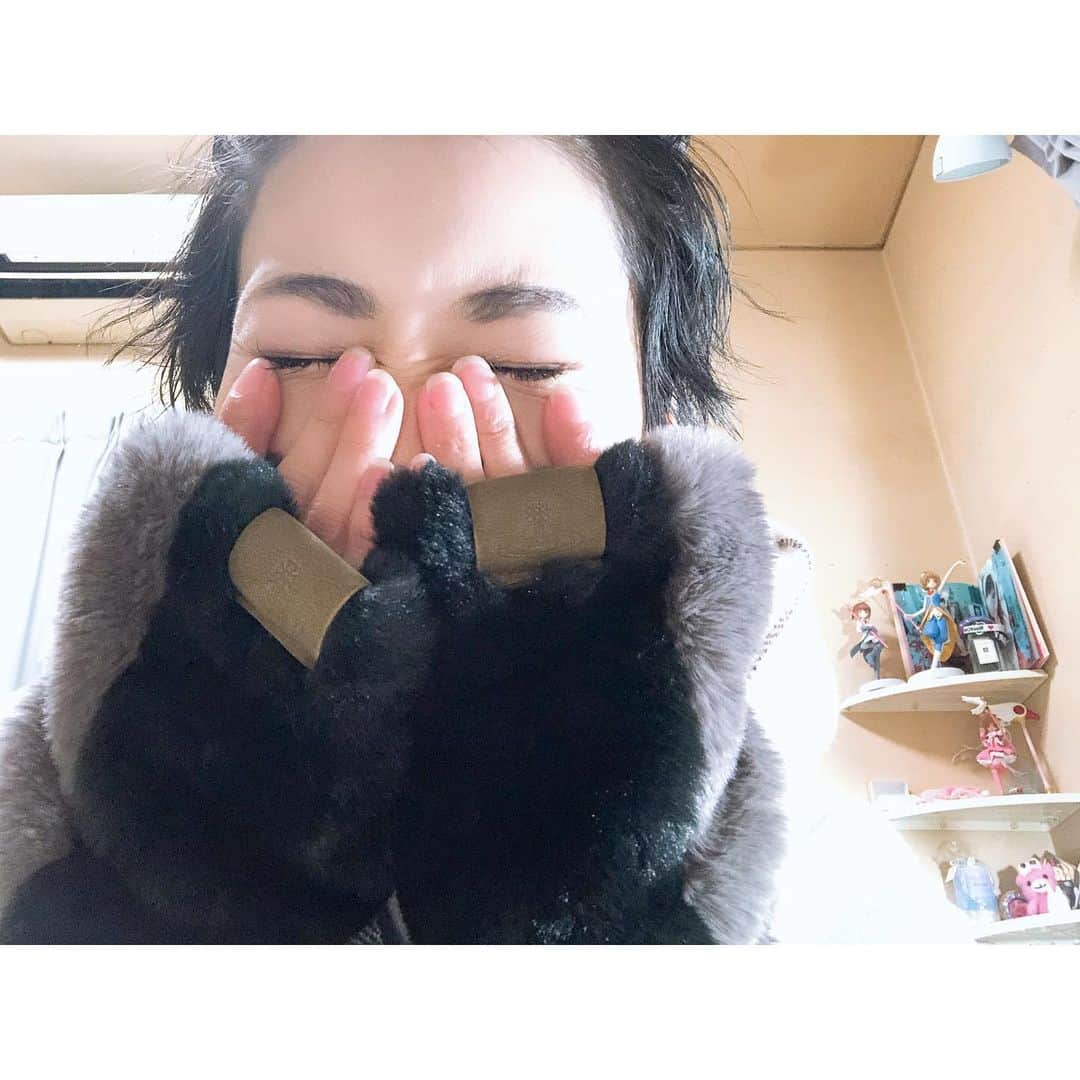 etsucoのインスタグラム：「✱ ✱ ✱ お誕生日プレゼント、 川井ご夫妻 @kawaihisashi  @mugi1404 ✱ 毎年本当にありがとうございます💗 ✱ 大好きなvivienne、2人のおかげで毎年増えてゆきます🥰🥰 ✱ モフモフのぬくぬくで最高です🥱💗 ✱ ✱ #birthdaypresent #viviennewestwood」
