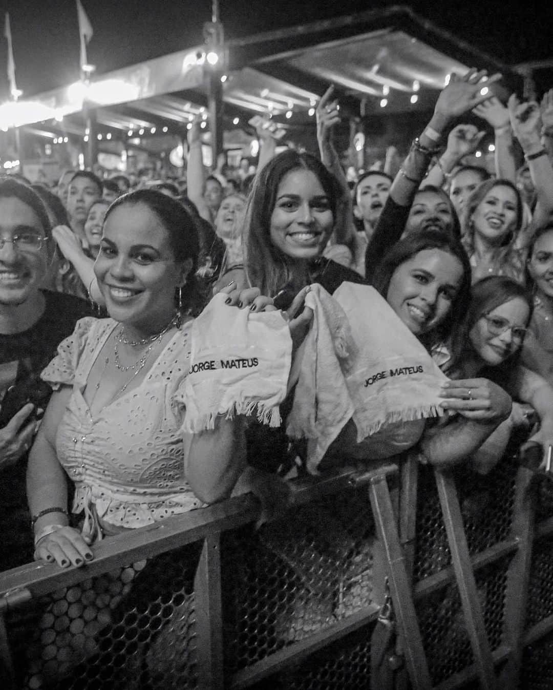 Jorge & Mateusさんのインスタグラム写真 - (Jorge & MateusInstagram)「Noite mais que especial em João Pessoa! Sinta a energia desse nosso encontro na Paraíba. Obrigado #FestVerãoPB. 🙏🏻❤️🙌🏻」1月5日 23時32分 - jorgeemateus