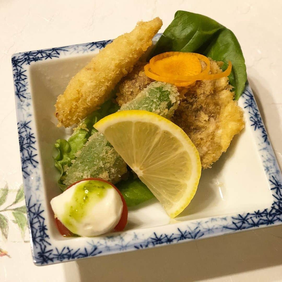 鈴木絢子さんのインスタグラム写真 - (鈴木絢子Instagram)「・ ・ #ジビエ料理専門店 #竹染 さんのつづきです🐗✨ ・ #伝説の罠師 #片桐邦雄 さんの素晴らしいお料理を、#グランメゾン東京 でドラマの名シーン を回想しつつ頂きます📖✨ 劇中ではモデルになっただけでなく、実際に罠を仕掛けるシーンも片桐さんが指導されたのだとか🤗 ・ そんな生け捕りで調理されたジビエは全く臭みもなく、、絶品でした✨ ・ #猪肉 は豚肉とカロリーや脂質は同等ながら鉄分約4倍、ビタミンB12は約3倍、#美肌 に良い#コラーゲンもたっぷり💓 まさに#天然のスーパーフード です💪✨ ・ 特筆すべきは#ヘルシーミート として注目の#鹿肉 🦌 柔らかさと臭みのない味わいで本当に美味しくて🥰 ジビエ嫌いで乗り気でなかった父も、最後はご機嫌の大絶賛✨ ・ 改めて食へのリスペクトの気持ちが生まれました😊 今度は別のシーズンに、鴨肉や鰻を目当てに伺いたいと思います🌟 ・ ・ 🐗おまかせコース料理🐗 突き出し3品 あん肝など 猪鍋 鹿肉刺身（しゃぶしゃぶ） 猪もつ塩焼き 鹿肉カツ 名古屋コーチンの雑炊 バニラアイス蜂蜜かけ ・ ・ ・ #美食 #美肌食 #天龍片桐 #ジビエ #天然料理 #ぼたん鍋 #猪 #イノシシ #グランメゾン #野生動物 #料理人 #罠師 #gibier #boar #Michelin #🐗 #🦌 #🥘」1月5日 23時37分 - ayako_suzuki810