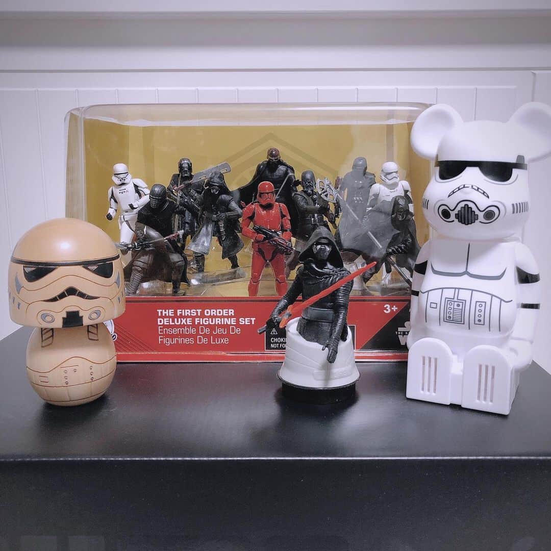 瀧田彩のインスタグラム：「STAR WARS熱が再発中🔥﻿ ﻿ 最新作、ストーリーにはいろいろ物申したいことがあるけど、とりあえずシスの皆さんのビジュアルが最高過ぎたのでうちの軍団に迎えました🌚✨﻿ ﻿ かわいい〜☺️﻿💕 ﻿ ﻿ #starwars #sith #darkside #kyloren #stormtrooper  #sithtrooper #knightsofren #スターウォーズ　#シス #ダークサイド #カイロレン　#ストームトルーパー　#シストルーパー　#レン騎士団 #스타워즈　#카일로렌 #やっぱり悪役が好き #maytheforcebewithyou」