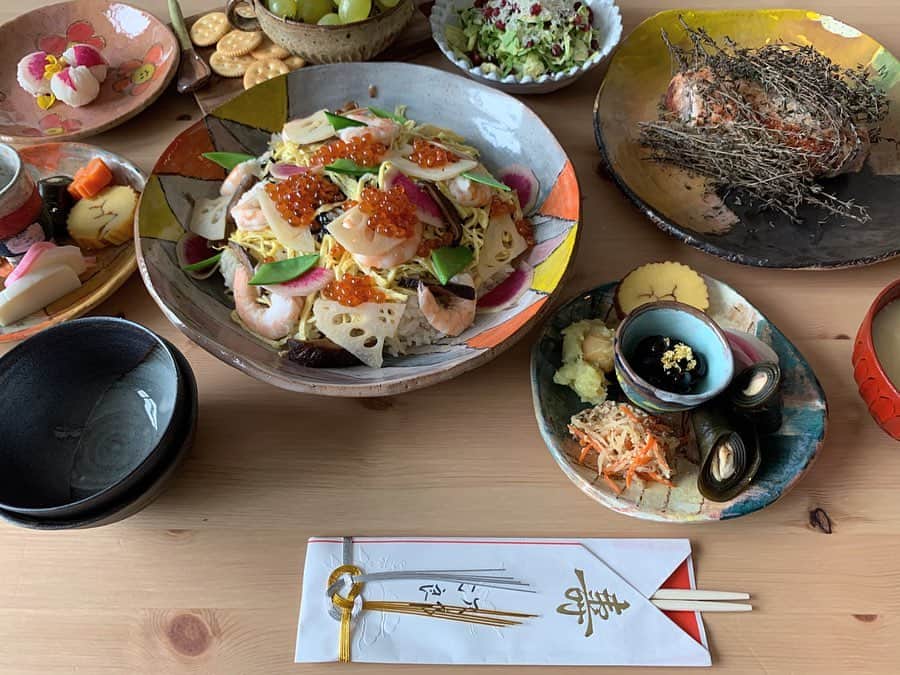 のインスタグラム：「元旦から明けて2日の日は家で家族団欒、 @chefkatsubk さんで頼んだイクラをたっぷり乗せた ちらし寿司と前夜に塩漬けしたローストポーク、お雑煮、そして元旦に持たせてもらったお節を並べて娘には紅白大根で手毬寿司を作りました。お皿はもちろんNYの大好きなアーティスト  @shinotakeda さんの作品。  まあちょっと並べ方とか色々雑になっちゃったけど、 のんびりだらだら日本の正月番組をぶっ通しで楽しむ日を満喫〜YouTubeもニコ動も大好きだけどやっぱTVも良い。普段は英語のためにあまり日本の番組観ないようにしてるのでお茶の間感に和みます。　 #ニューヨークでお正月　#海外移住　#ニューヨーク  #海外育児　#ニューヨークママ」